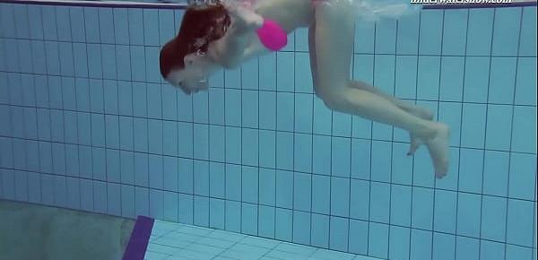 trendsPink swimswear babe Lera showing naked body underwater